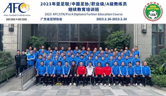 美女跪下吃男人的j8视频