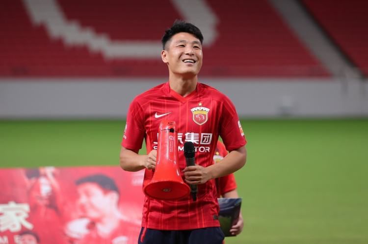 美女跪下吃男人的j8视频