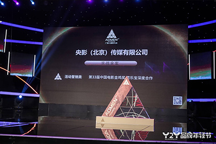 美女跪下吃男人的j8视频